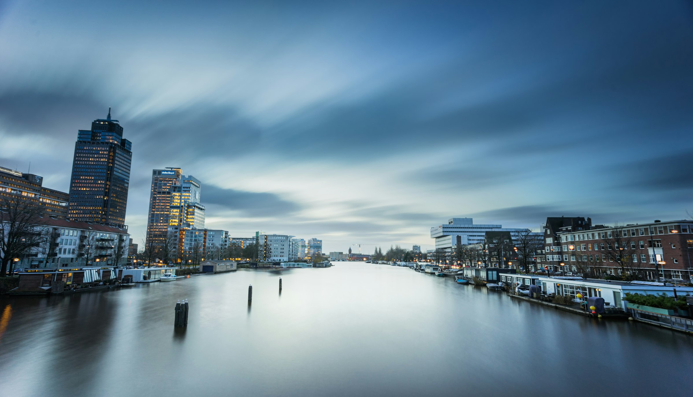The Amstel south of the centre. The course follows the river out to Ouderkerk and back, from about 14.0 km to 26.0 km. Photograph: Milad Alizadeh, Unsplash.