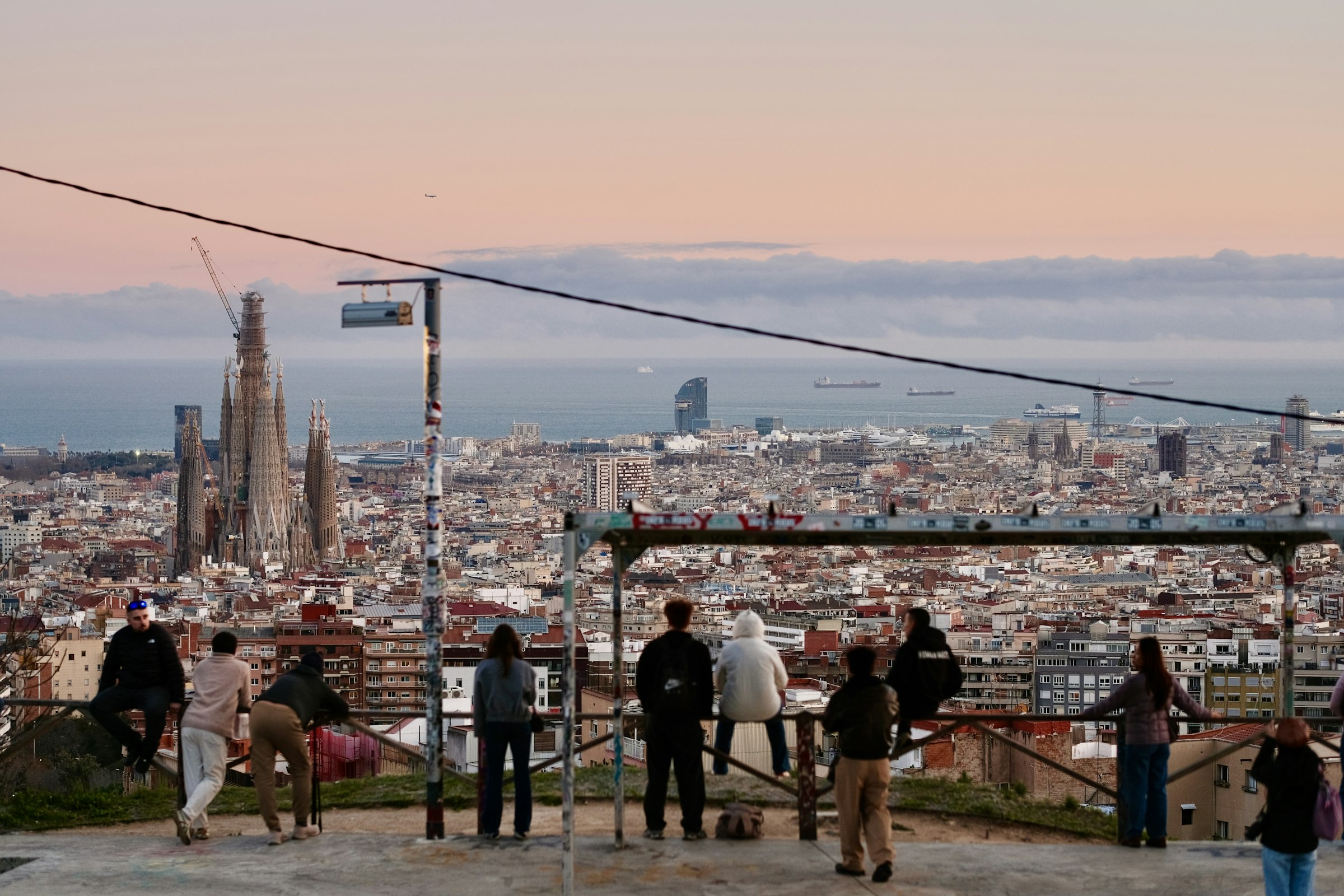 The city from the hills to the north, with the Sagrada Família and the sea beyond. The course reaches the water at the harbour, at about 23.8 km. Photograph: Zuoranyi, Unsplash.