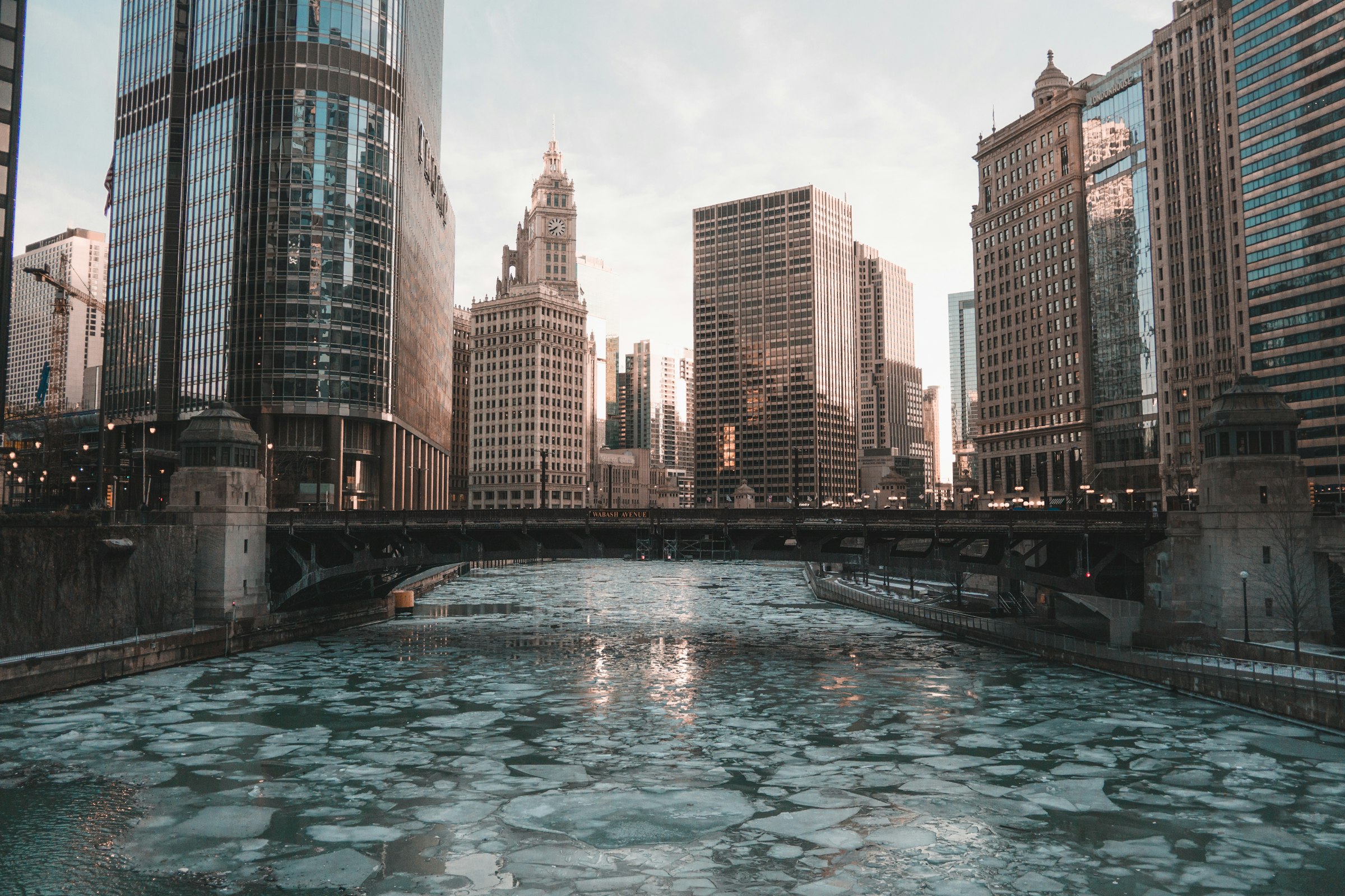 The Chicago River through the Loop. Bridges and underpasses are the only relief, and no kilometre climbs more than 5 m. Photograph: Alex Azabache, Unsplash.