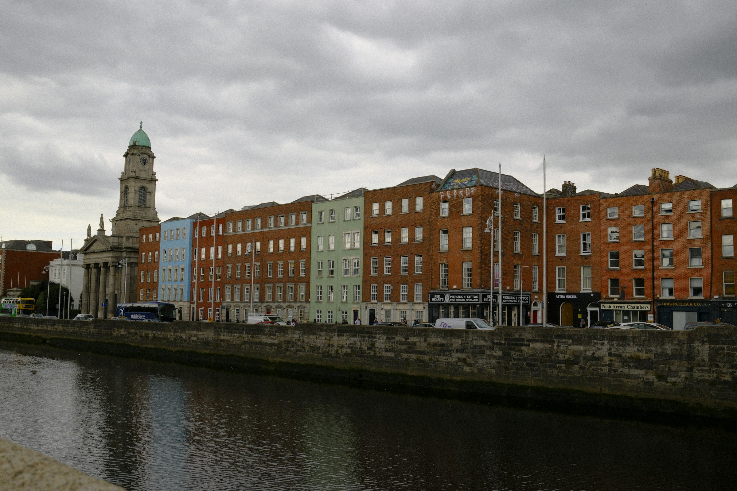 Arran Quay and the dome of St Paul's. The course runs along these quays at about 3.2 km, on the lowest ground of the first half. Photograph: Joshua S., Unsplash.