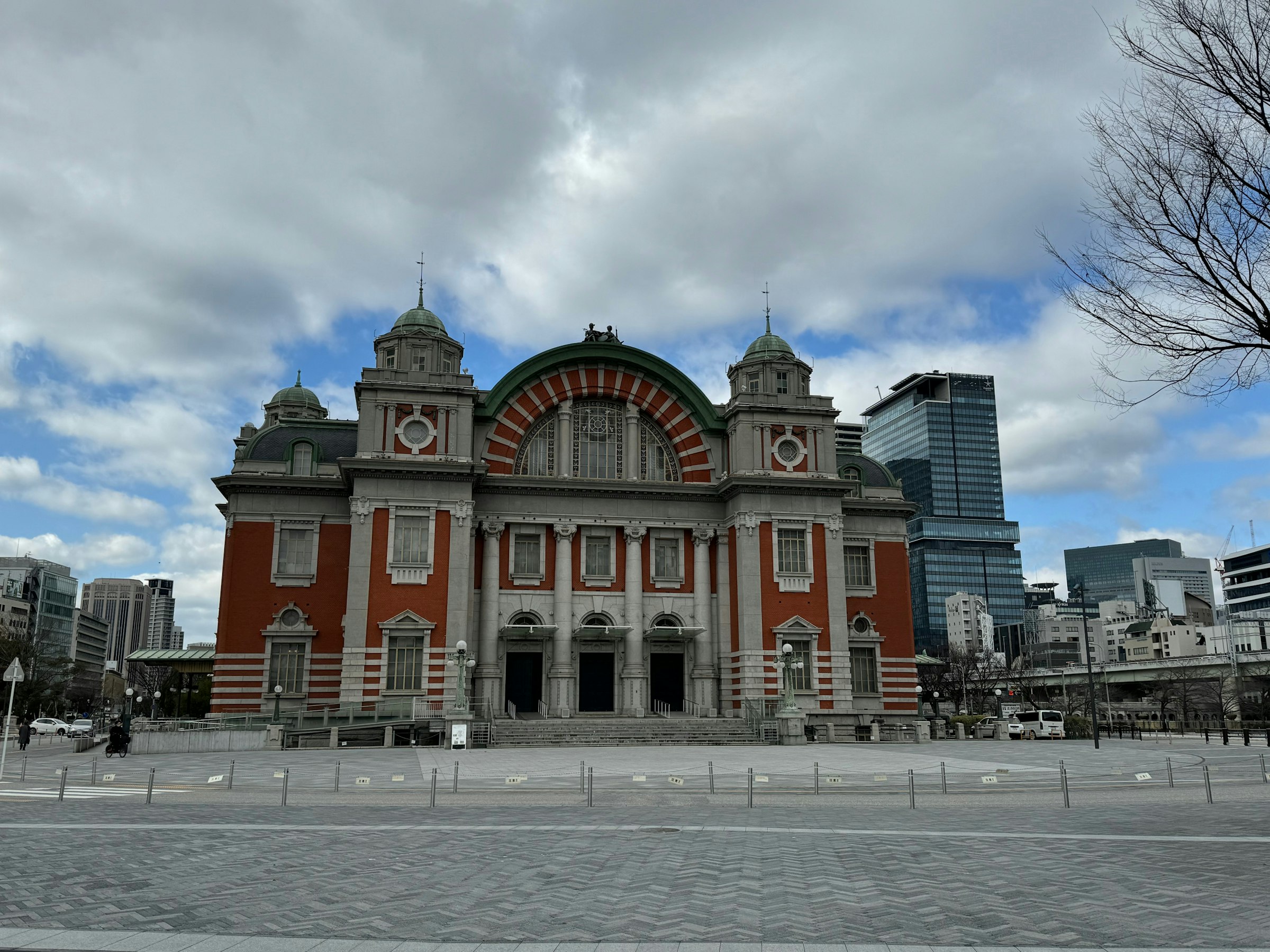 The Central Public Hall on Nakanoshima, the island between the rivers. The course passes it at about 7.4 km. Photograph: explorecortex, Unsplash.